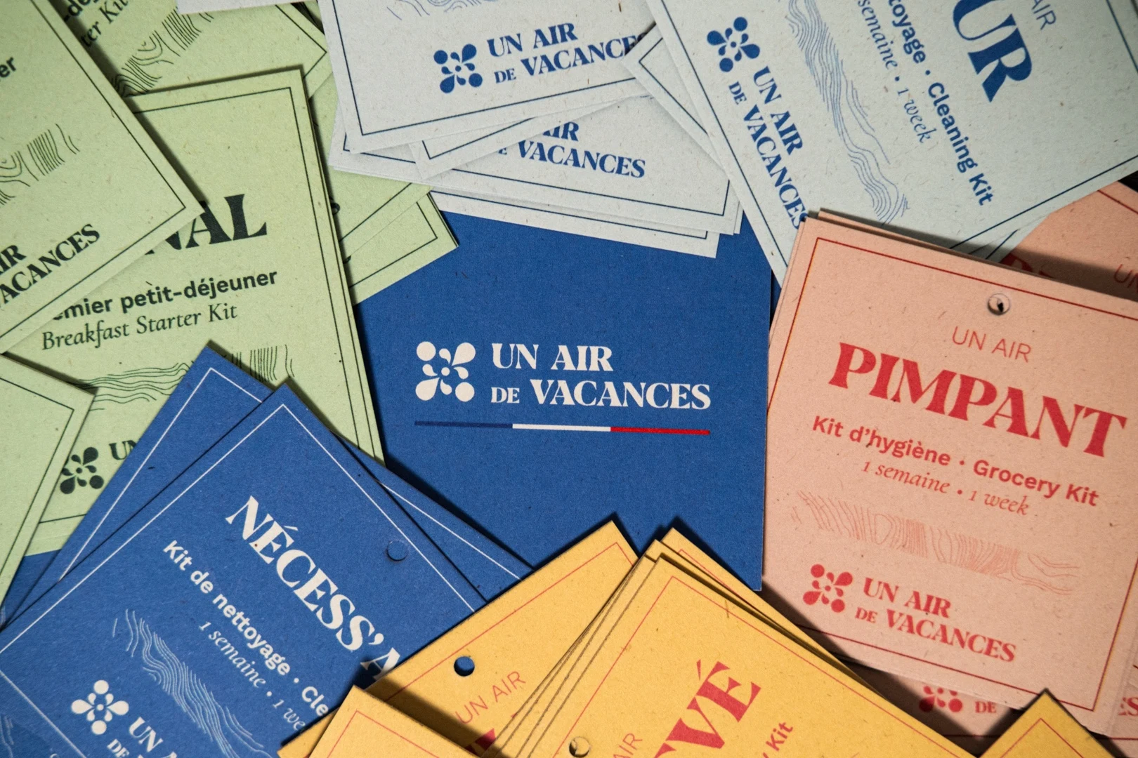 Ensemble coloré des supports de marque Un Air de Vacances, déployés pour différents cadeaux de bienvenue