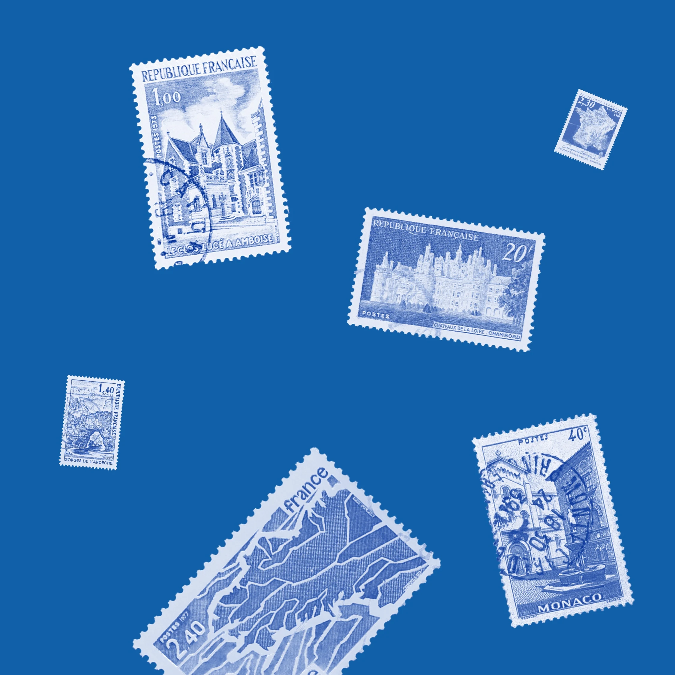 Composition monochrome de timbres français consacrés au voyage sur fond bleu