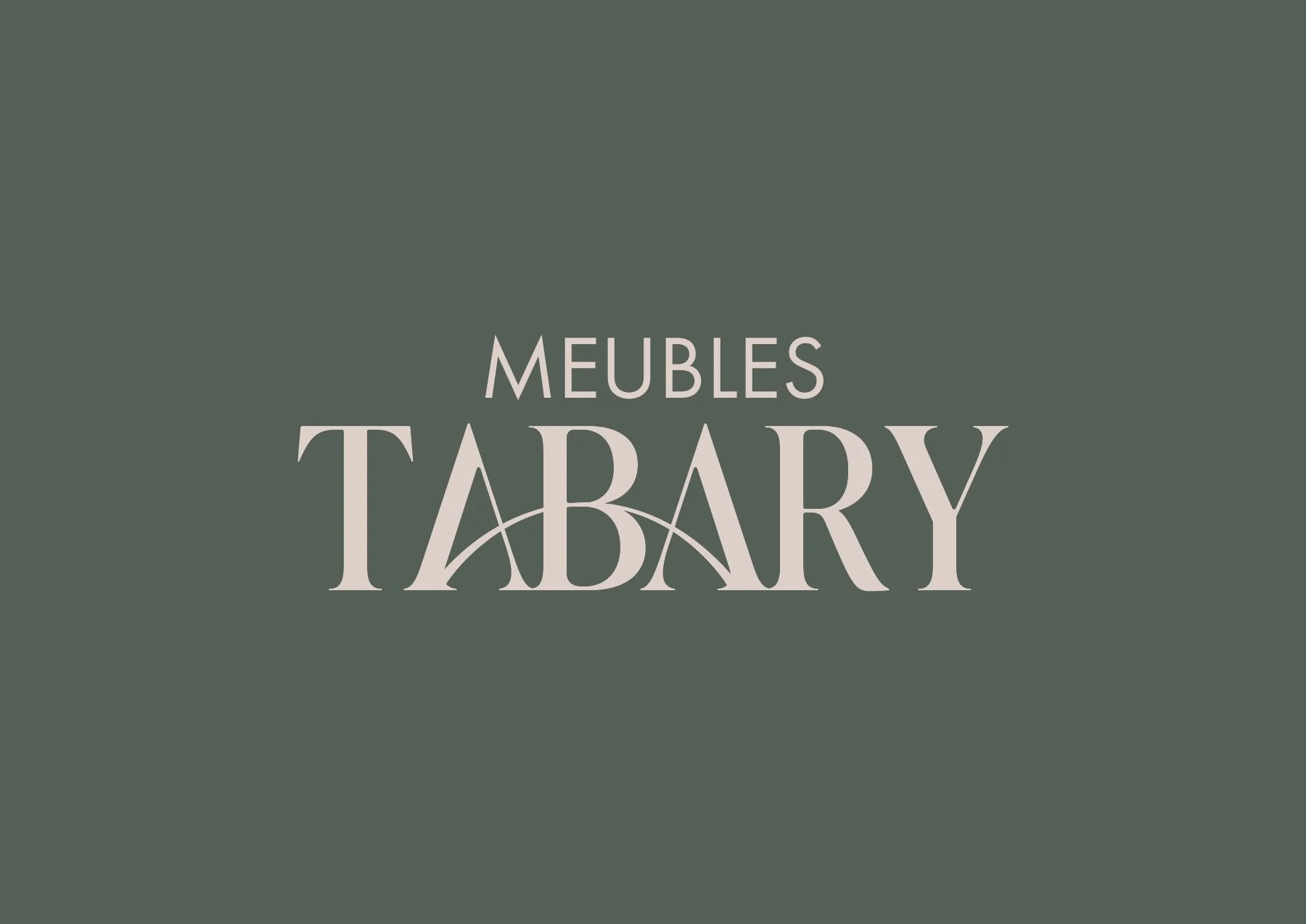 Mot-signe Meubles Tabary clair sur un fond vert grisé