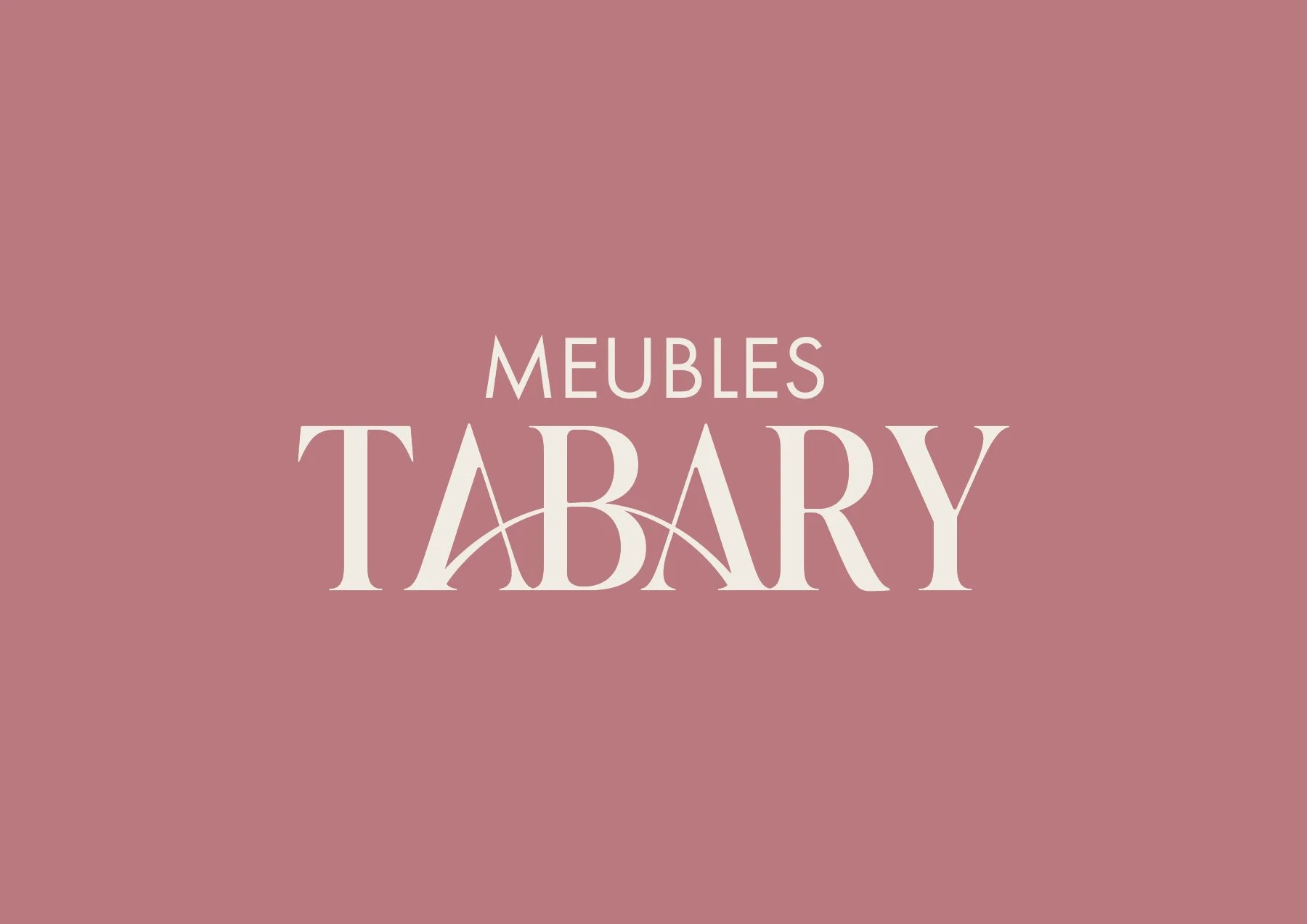 Mot-signe Meubles Tabary clair sur un fond rose sourd