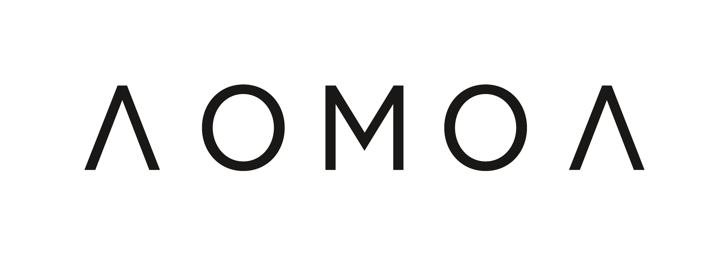 Version horizontale livrée du logotype AOMOA, dont les deux A sont ouverts, en noir sur blanc