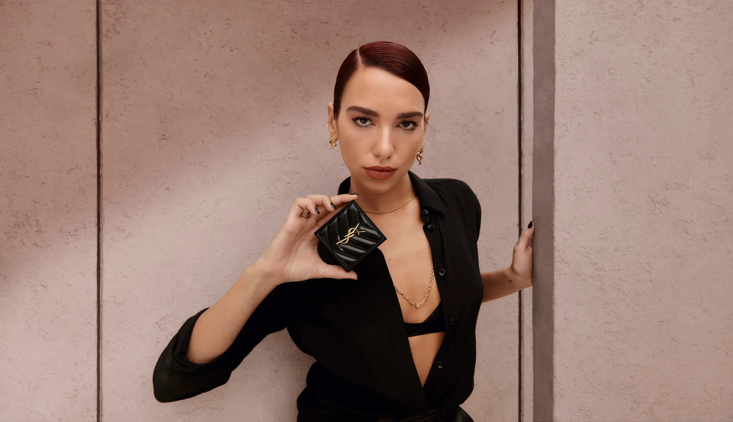 Modèle tenant une palette Couture Mini Clutch Yves Saint Laurent Beauté